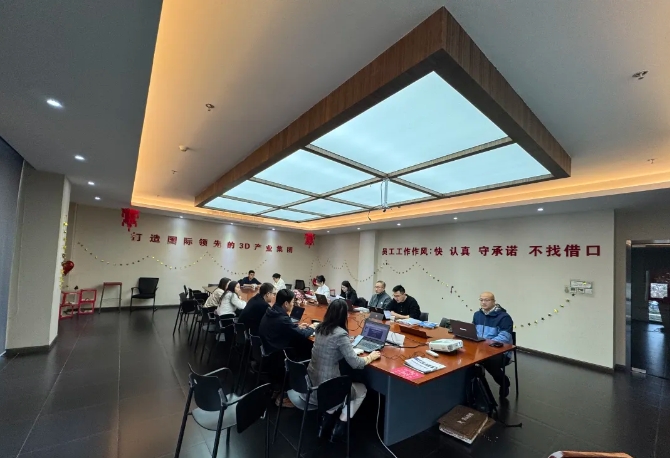 為深入貫徹中共中央、國(guó)務(wù)院印發(fā)的《國(guó)家標(biāo)準(zhǔn)化發(fā)展綱要》，落實(shí)加快數(shù)字化發(fā)展、建設(shè)數(shù)字中國(guó)的戰(zhàn)略部署，和《上海市全面推進(jìn)城市數(shù)字化轉(zhuǎn)型“十四五”規(guī)劃》，推進(jìn)上海城市數(shù)字化轉(zhuǎn)型標(biāo)準(zhǔn)化建設(shè)，數(shù)造科技積極響應(yīng)這一號(hào)召，成為上海市浦東新區(qū)第一批試點(diǎn)數(shù)字化改造企業(yè)之一，并順利通過(guò)驗(yàn)收。  圖片  圖片  圖片  圖片  圖為上海市城市數(shù)字化轉(zhuǎn)型工作領(lǐng)導(dǎo)小組部分領(lǐng)導(dǎo)和南匯工業(yè)園區(qū)領(lǐng)導(dǎo)、上海數(shù)造領(lǐng)導(dǎo)班子成員參加數(shù)字化改造驗(yàn)收答辯  圖片  參觀(guān)上海數(shù)造大廳的數(shù)字化制造“黑湖小工單”生產(chǎn)工序看板  數(shù)造科技自成立之初，創(chuàng)始人趙毅博士就以“數(shù)造”為企業(yè)命名，蘊(yùn)含數(shù)字化制造和變革的深遠(yuǎn)意義，與此時(shí)政府推進(jìn)聚焦制造業(yè)與數(shù)字化改造深度融合。未來(lái)，數(shù)造科技將不斷提升公司智能化、數(shù)字化、信息化改造力度，全面提升公司綜合管理和運(yùn)營(yíng)水平，著力實(shí)現(xiàn)智能制造高質(zhì)量發(fā)展。